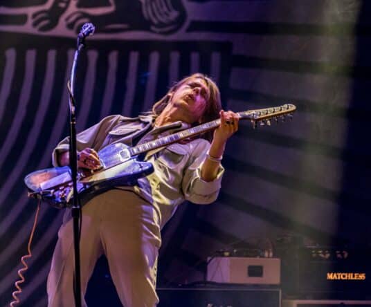 Foto van een optreden van DeWolff in Patronaat.