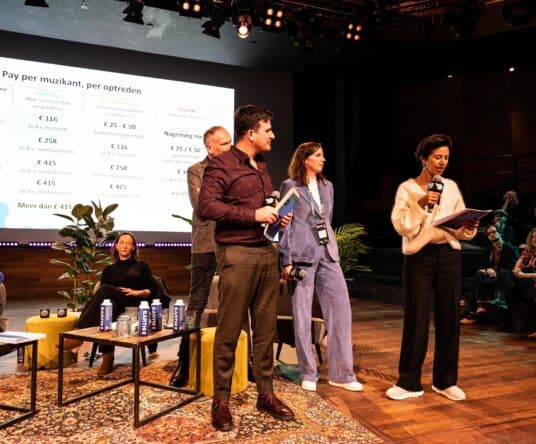 Moment van overhandiging van rapport over inkomenskloof in popsector aan de staatssecretaris