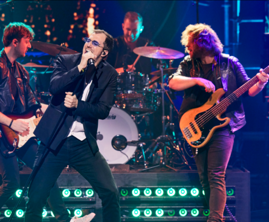 Get in the mood afbeelding voor: Bee Gees by MainCourse
