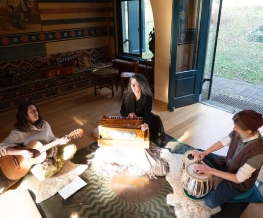 Get in the mood afbeelding voor: Live Move & Mantra