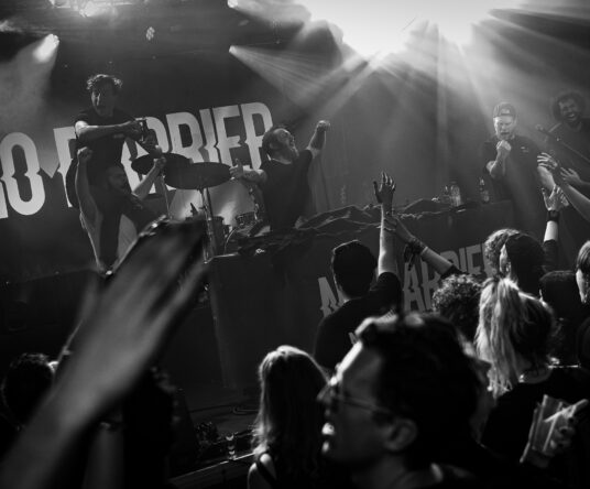 Get in the mood afbeelding voor: NO BARRIER