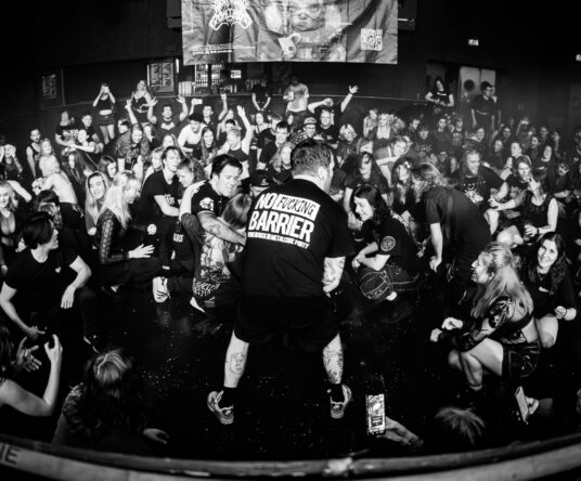 Get in the mood afbeelding voor: NO BARRIER