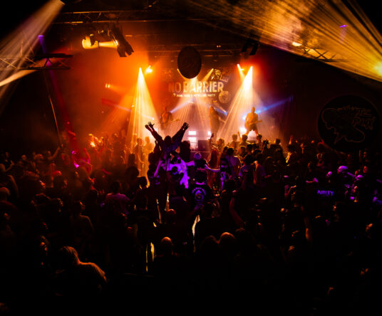 Get in the mood afbeelding voor: NO BARRIER