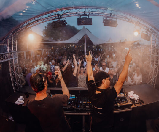 Get in the mood afbeelding voor: Housequake