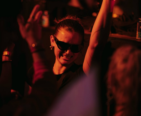 Get in the mood afbeelding voor: NOODUITGANG DAY RAVE
