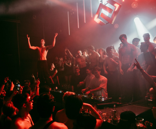 Get in the mood afbeelding voor: NOODUITGANG DAY RAVE