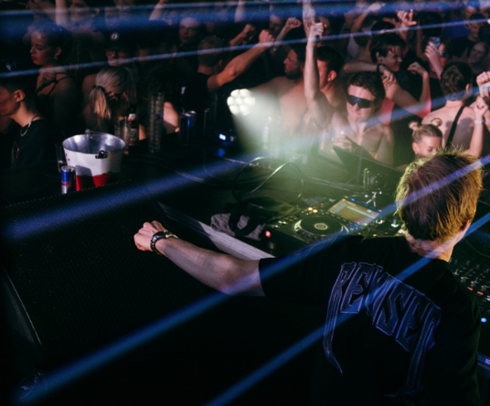 Get in the mood afbeelding voor: NOODUITGANG DAY RAVE