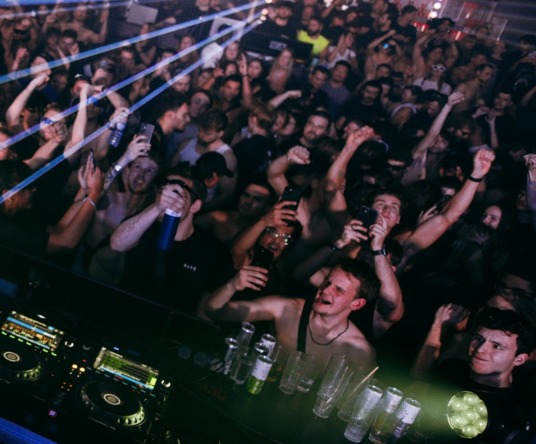 Get in the mood afbeelding voor: NOODUITGANG DAY RAVE